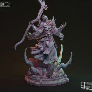 Op de afbeelding: Een gedetailleerd, grijs, 3D-geprint miniatuur van een skeletfiguur met een staf, staande op een basis van kristalvormige formaties. De figuur draagt een robe en heeft een schedelvormig hoofd.