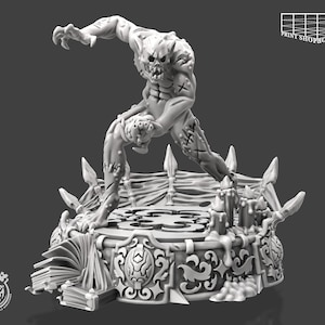 Könnte beinhalten: Graue, detaillierte 3D-gedruckte Miniatur einer monströsen Kreatur mit scharfen Krallen und Zähnen, die auf einer dekorativen Plattform posiert. Die Plattform hat Kerzen, ein offenes Buch und verzierte Schnitzereien. Das Print Shop Boys Logo ist sichtbar.