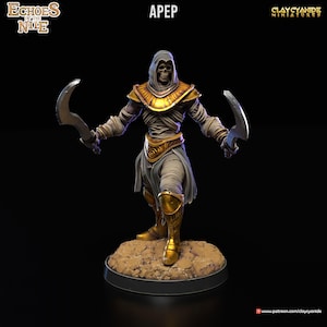 Könnte beinhalten: Apep, eine Miniaturfigur aus dem Spiel Echoes of the Nile, ist eine skelettartige Mumie, die einen goldenen Kopfschmuck und Bandagen trägt. Er hält zwei gebogene Klingen in seinen Händen.