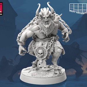 Puede incluir: Miniatura detallada, gris claro, impresa en 3D de un demonio con cuernos, cadenas y un emblema de calavera. La figura tiene una expresión feroz y está sobre una base circular. El logotipo "STL Miniatures" es visible.