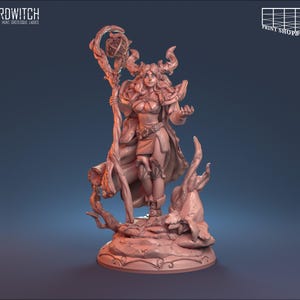 Può includere: Una statuetta in miniatura dettagliata di un personaggio femminile con le corna, che tiene uno scettro con un globo luminoso. Indossa una tunica fluida e un'armatura di cuoio, in piedi su una base rocciosa.