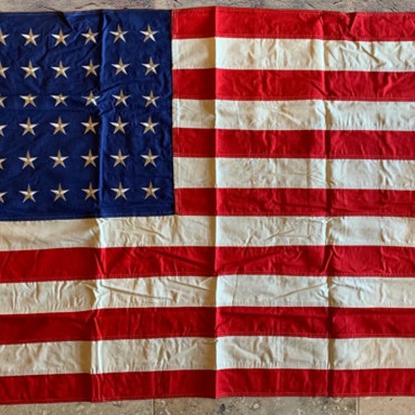 Drapeau des États-Unis en coton teinté au thé 48 étoiles 3 x 1,5 m Étoiles brodées, rayures cousues en-tête de toile en laiton et oeillets et 48 étoiles 100 % coton