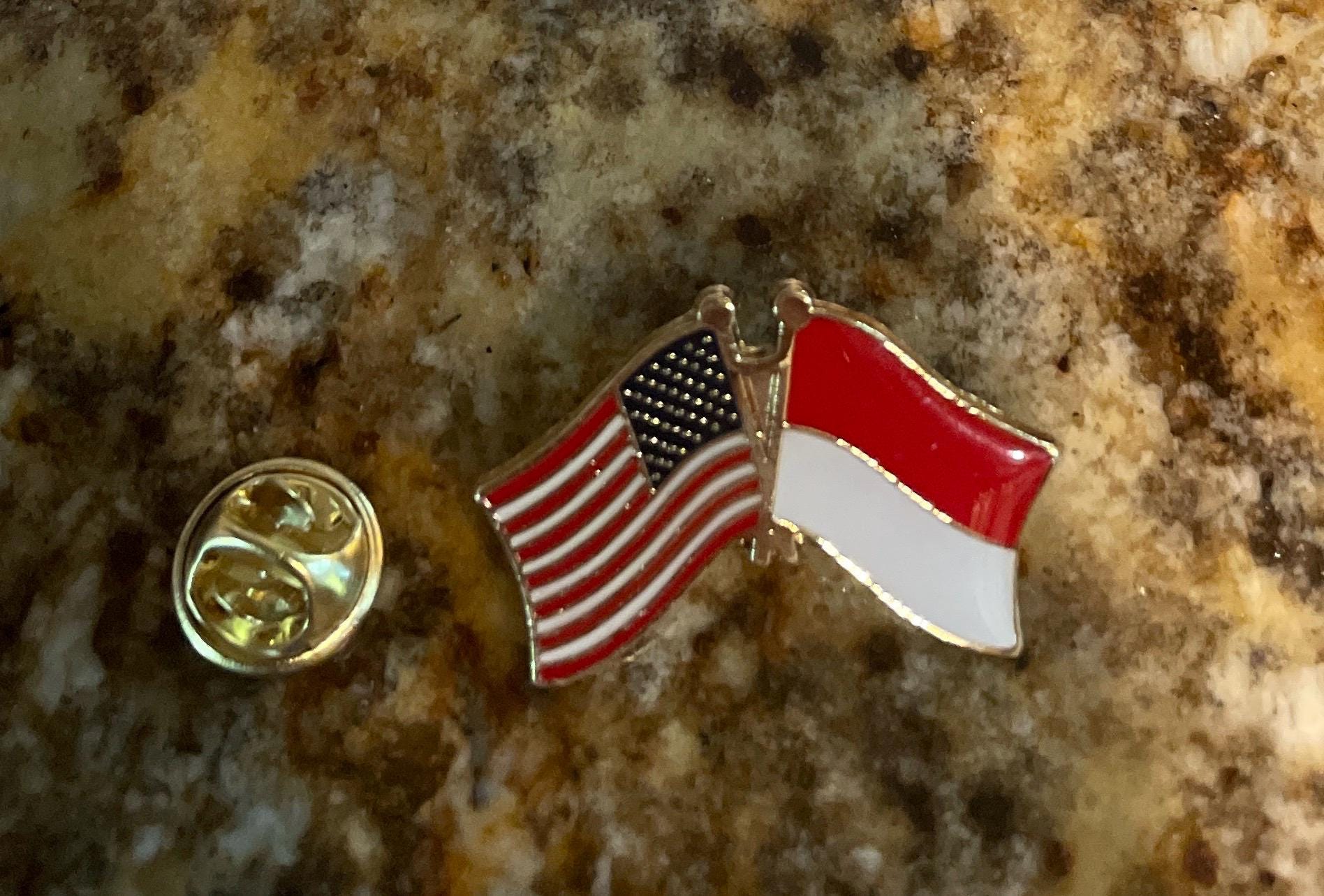 アメリカとモナコの国旗の友好ピン、手彫り・焼き付け仕上げの七宝焼き