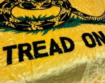 Gadsden Snake Mink Blanket: Soft Velvet Touch, King Size