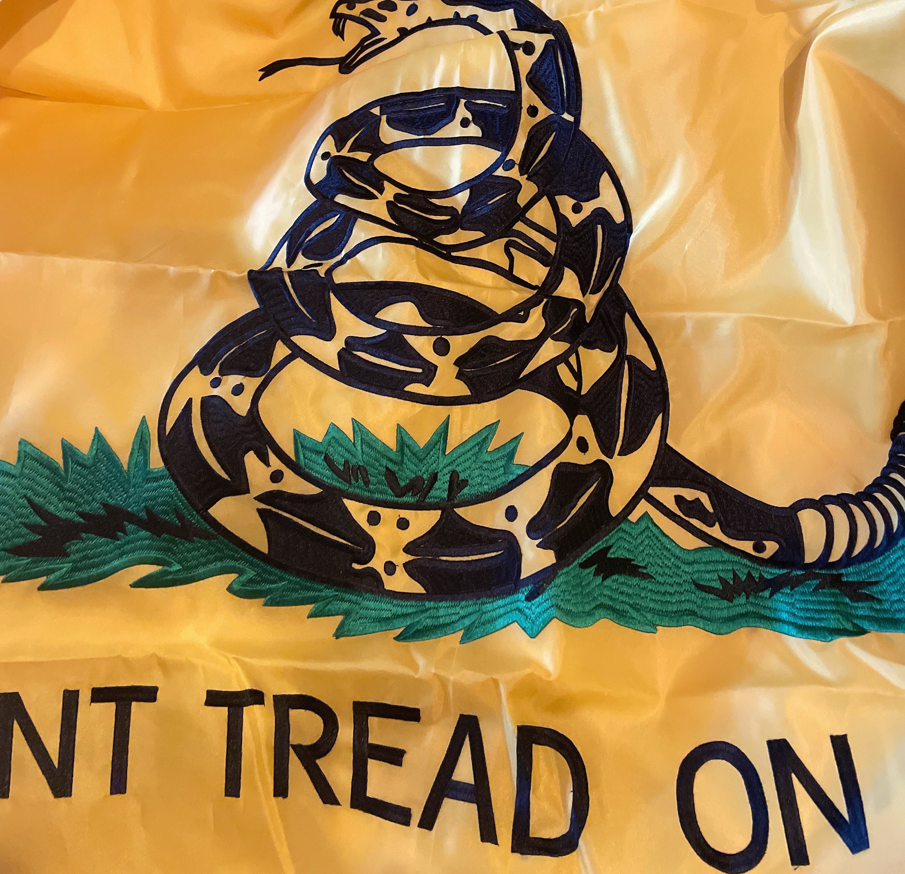 Bandera Gadsden 3x5 Pies 'Don't Tread On Me' - Poliéster Con Serpiente Bordada Y Ojales De Latón