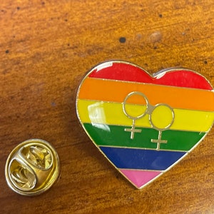 Pin de corazón de arcoíris, pins LGBTQ y pin de mapa de arcoíris, insignias cloisonné estampadas a mano y con acabado horneado, pin de solapa de tela