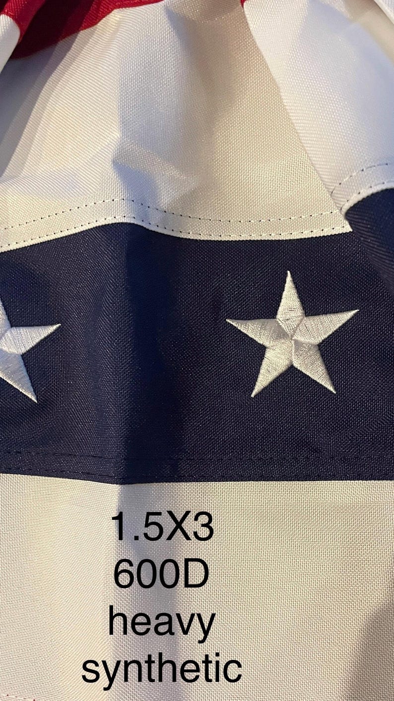 Puede incluir: Primer plano de una secci&oacute;n de bandera con estrellas blancas sobre fondo azul marino, alternando con rayas blancas y rojas. El texto "1.5X3 600D heavy synthetic" es visible.