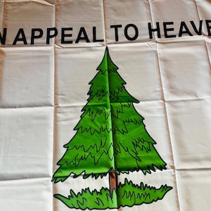 Puede incluir: Una bandera blanca con el texto "An Appeal to Heaven" en letras negras. Un pino verde est&aacute; centrado en la bandera.