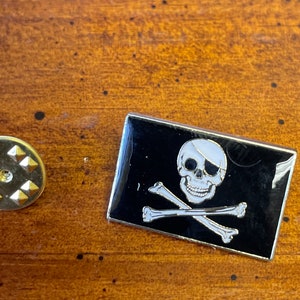 Pirates skulls lapel pins of your choice hand stamped and baked finished cloisonné pin