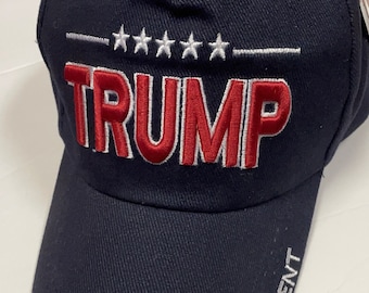 Różne warianty czapek baseballowych i czapek truckerów z motywem Trumpa 45. i 47. prezydenta, szytych z bawełny