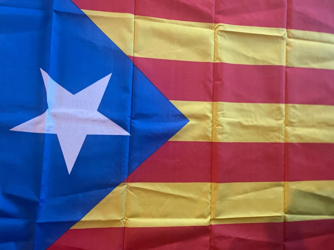 Bandera De Cataluña De Gran Tamaño (150 X 90 Cm), Con 4 Ojales Y 4 Bridas, Ideal Para Balcones Y Eventos Deportivos
