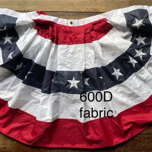 Puede incluir: Un bander&iacute;n de tela roja, blanca y azul marino con un patr&oacute;n de estrellas y el texto "600D fabric". El bander&iacute;n est&aacute; hecho de un material ligero y tiene forma de semic&iacute;rculo.