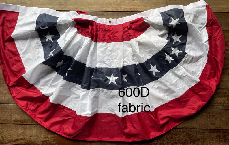 Puede incluir: Un bander&iacute;n de tela roja, blanca y azul marino con un patr&oacute;n de estrellas y el texto "600D fabric". El bander&iacute;n est&aacute; hecho de un material ligero y tiene forma de semic&iacute;rculo.