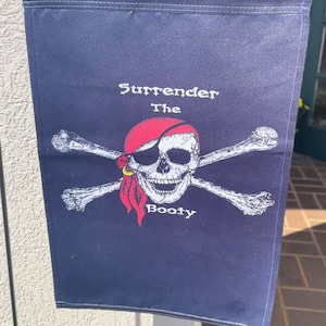 30x45cm Gartenfahne mit Ärmeln Eine andere Version der schwarzen Piratenfahne