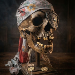 One-Eyed Willy Skull Replica – Handmade Screen-Accurate Goonies Prop with New Ship-Inspired Base