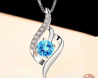 Mooie zilveren ketting met blauwe kristal