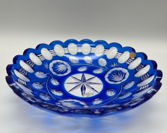 Plato de cristal tallado azul cobalto estilo bohemio vintage, Checoslovaquia