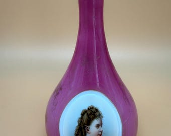 Botella antigua de vidrio color arándano estilo bohemio, retrato de dama pintado a mano, vidrio artístico opalino victoriano.