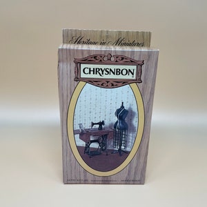 Chrysnbon Model Kit F-200 Treadle Sewing Machine, Dressmaker&#39;s Form Scale 1:12