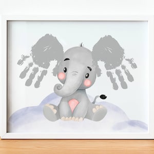 Op de afbeelding: Een grijze olifant met roze wangen en een roze hart op zijn buik zit op een wolk. Twee grijze handafdrukken bevinden zich achter de olifant en vormen zijn oren.
