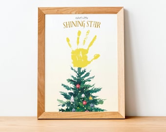 Manualidad con huella de mano en forma de estrella navideña