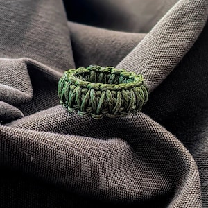 Makramee Ring aus recyceltem Kunststoff. Paracord Ring, Nähring, handgemacht, minimalistisch, taktisch, stricken