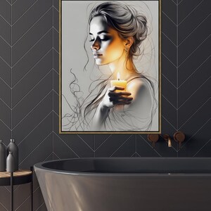 Pu&ograve; includere: Un disegno in bianco e nero di una donna che tiene una candela accesa. La donna indossa un vestito bianco e ha gli occhi chiusi. Il disegno &egrave; incorniciato e appeso a una parete in un bagno.