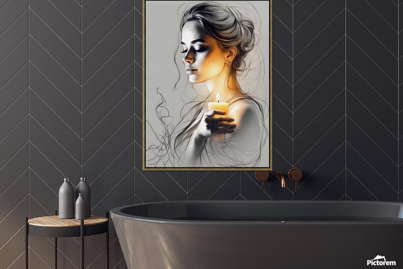 Pu&ograve; includere: Un disegno in bianco e nero di una donna che tiene una candela accesa. La donna indossa un vestito bianco e ha gli occhi chiusi. Il disegno &egrave; incorniciato e appeso a una parete in un bagno.