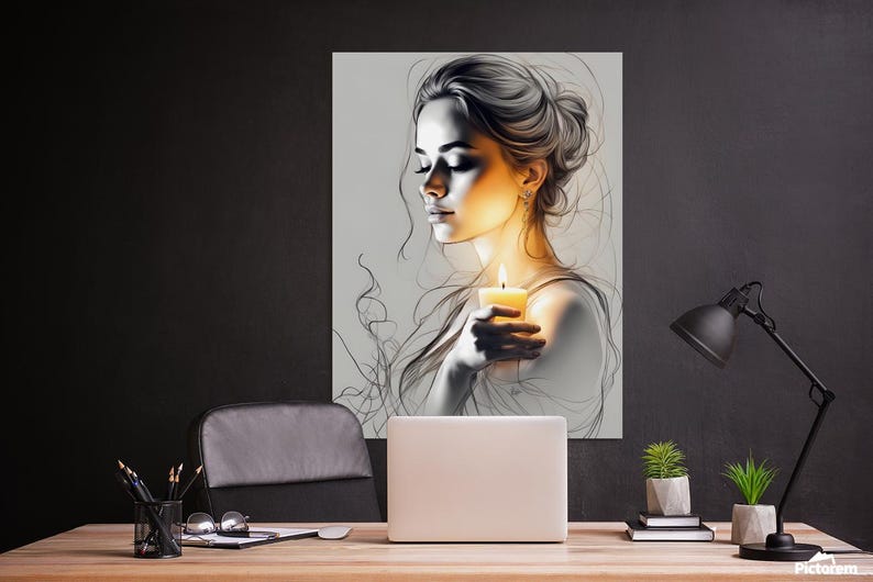 Pu&ograve; includere: Un'illustrazione digitale in bianco e nero di una donna che tiene una candela accesa. Il viso della donna &egrave; illuminato dalla luce della candela e i suoi occhi sono chiusi. Lo sfondo &egrave; di un grigio tenue.