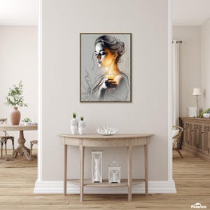 Pu&ograve; includere: Un'illustrazione in bianco e nero di una donna che tiene una candela accesa. La donna &egrave; disegnata in uno stile realistico con tratti delicati e capelli lunghi. La candela &egrave; il punto focale dell'immagine, con una fiamma gialla brillante.