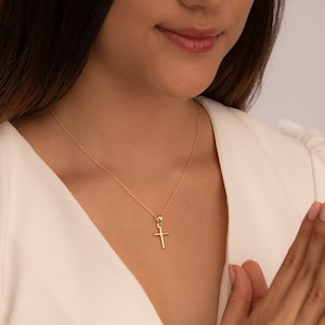 Dainty Sterling Silver Cross Necklace: Religious Gift, Communion & Baptism bild 3