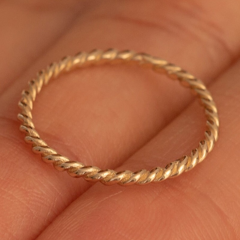 CLASSIC GOLD TWISTED THIN BAND RING