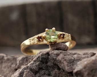 Anillo de peridoto y granate: alianza de boda chapada en oro de 18 quilates, joyería apilable hecha a mano en plata de ley 925.