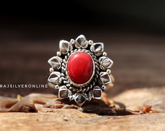 Anillo de coral rojo hecho a mano: piedra preciosa ovalada, banda de diseño en plata de ley 925, anillo bohemio apilable.