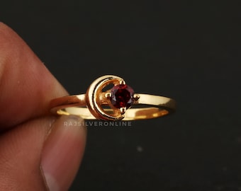 Anillo de media luna con granate: plata de ley bañada en oro de 18 quilates, joyería artesanal.