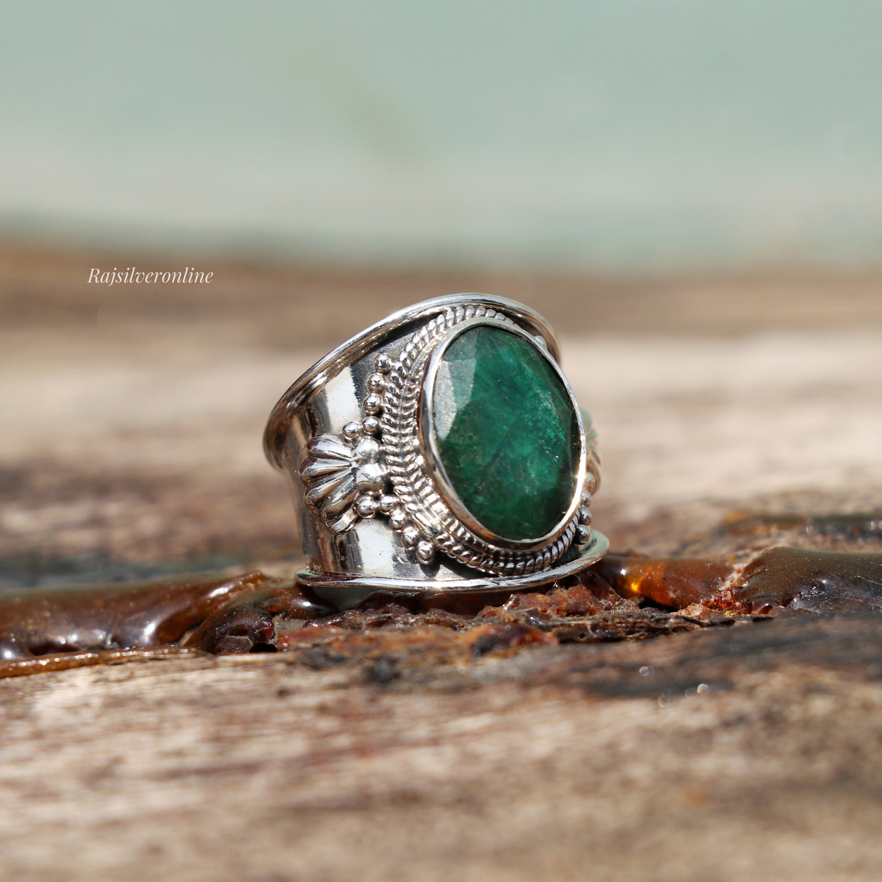 Ring with Emerald and Diamonds in White Gold | KLENOTA