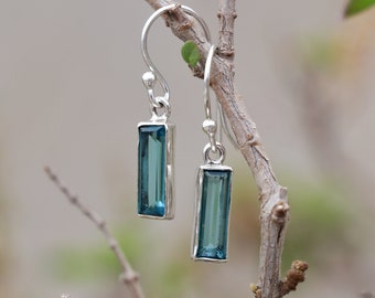 Pendientes de topacio azul hechos a mano: joyería minimalista de plata de ley 925 con piedras preciosas.