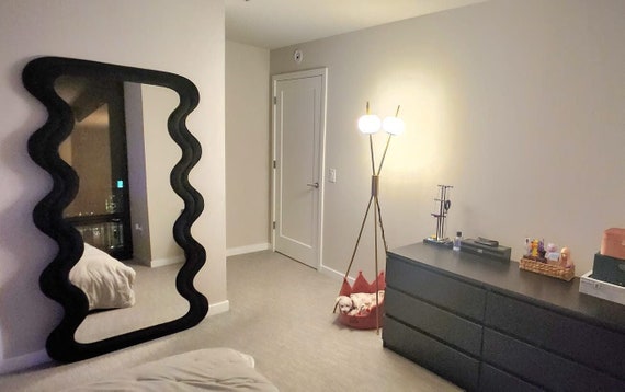 Specchio da pavimento ondulato in velluto Specchio grande a figura intera  asimmetrico Specchio lungo corpo lungo il corpo Specchio alto e alto -   Italia