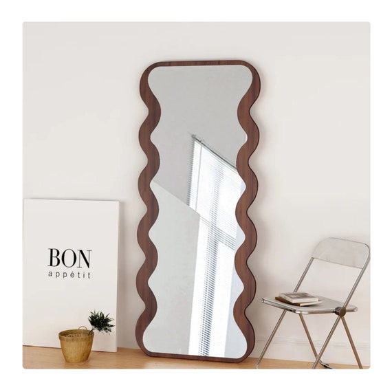 Specchio per tutto il corpo con pavimento in legno ondulato Grande specchio  a figura intera in noce asimmetrico Specchio irregolare per la lunghezza  del pavimento Specchio da terra scarabocchiato -  Italia