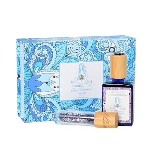 Könnte beinhalten: Eine blaue und weiße Schachtel mit einer blauen Flasche und einer kleineren Rollflasche. Die Flaschenetiketten lauten "Soul Centred Essences Perfume Oil" und "Heaven". Die kleinere Flasche trägt die Aufschrift "Nourish your body and soul".