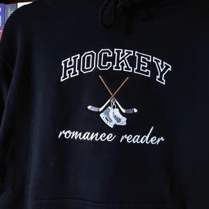 Hockey romance reader geborduurd sweatshirt, cadeau voor lezer, booktok, sport romance, Hockey Romance Era, romance op het ijs, boekenclub