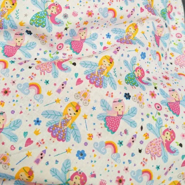 Tissu Coton Imprimé Fée Clochette Baguette Magique Multicolore sur Fond Blanc Certifié Oeko-Tex Pour Projets Couture Enfant