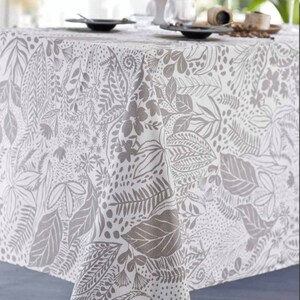 Peut inclure: Nappe blanche avec un motif de feuilles grises. La nappe est faite d'un tissu doux et tissé et a un léger brillant.