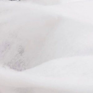 K&ouml;nnte beinhalten: Wei&szlig;e Baumwollwatte, ein weiches und flauschiges Material, das zum F&uuml;llen und Polstern verwendet wird.