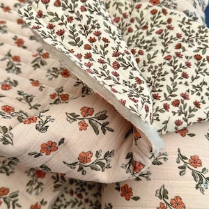 Dubbel gaas gewatteerde stof Camel Flower Ecru Achtergrond Oeko Tex