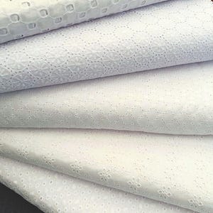 Tela bordada inglesa 100% algodón blanco con 5 patrones de panal, flor y esfera pequeña, certificada Oeko-Tex.