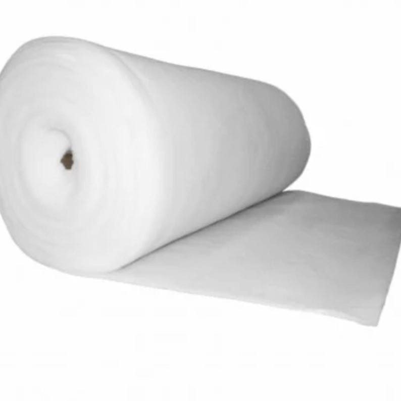 K&ouml;nnte beinhalten: Eine wei&szlig;e Rolle Vlies, ein weiches, flauschiges Material, das zum Quilten, Basteln und Isolieren verwendet wird.