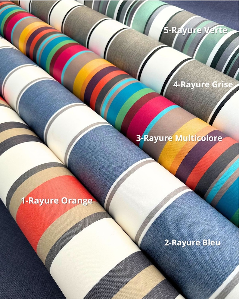 K&ouml;nnte beinhalten: F&uuml;nf verschiedene gestreifte Stoffmuster, jedes mit einem anderen Farbschema. Die Muster sind aufgerollt und mit dem Text "1-Rayure Orange", "2-Rayure Bleu", "3-Rayure Multicolore", "4-Rayure Grise" und "5-Rayure Verte" beschriftet.