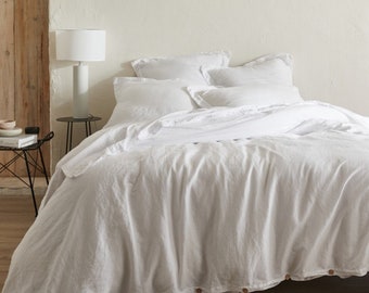 Weiße Bettwäsche aus Bio-Baumwolle mit Holzknöpfen
