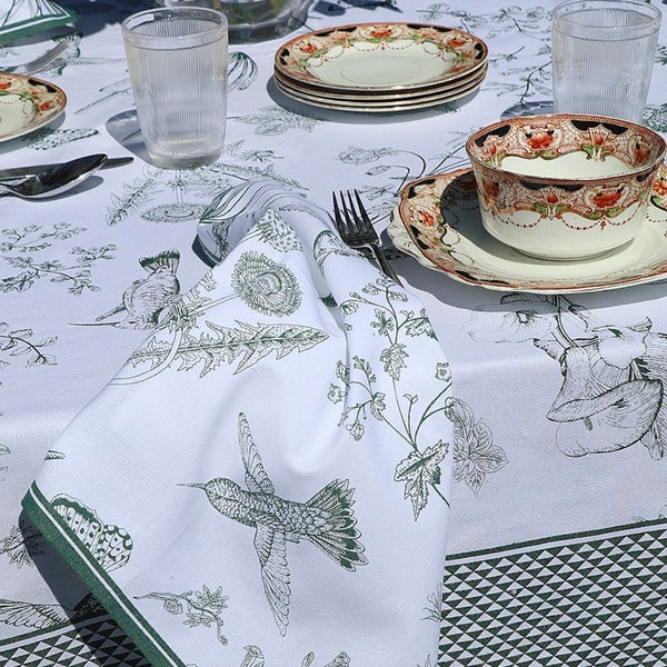 Katoenen tafelkleed bedrukt Toile de Jouy Kolibrie met bijpassend katoenen servet groen blauw rood en geel